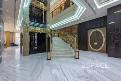 W Sector, Emirates Hills, Dubai - Espace