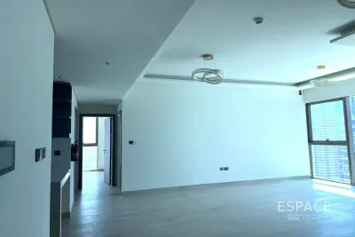 Me Do Re 2, Jumeirah Lake Towers, Dubai - Espace