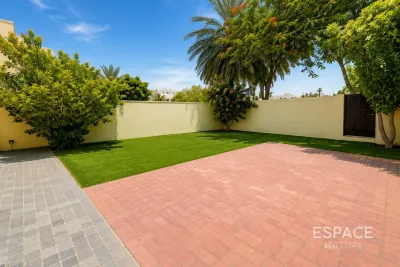 Forat, Lakes, Dubai - Espace