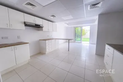 Forat, Lakes, Dubai - Espace