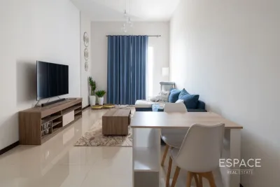 Pantheon Boulevard, Jumeirah Village Circle, Dubai - Espace
