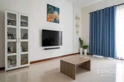Pantheon Boulevard, Jumeirah Village Circle, Dubai - Espace