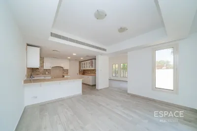Forat, Lakes, Dubai - Espace