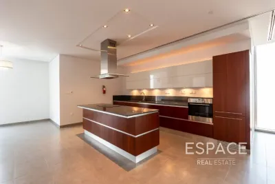 Maze Tower, Sheikh Zayed Road, Dubai - Espace