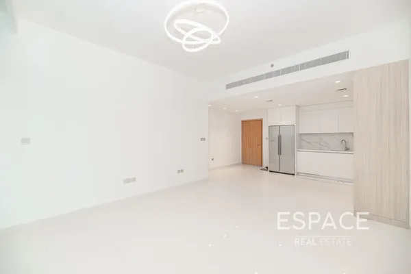 EMAAR Beachfront - Beach Vista Tower 2, Dubai Harbour, Dubai - Espace