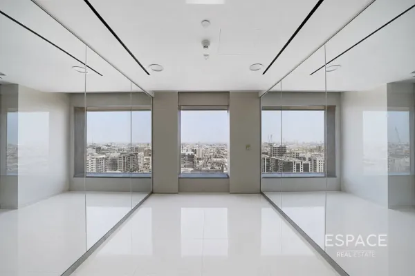 Conrad Commercial Tower, Sheikh Zayed Road, Dubai - Espace