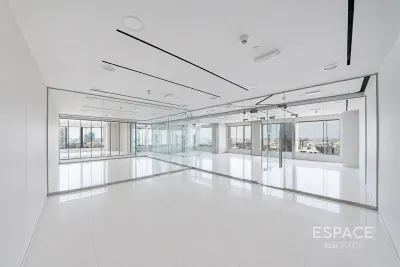 Conrad Commercial Tower, Sheikh Zayed Road, Dubai - Espace