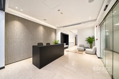 Bay Square Building 13, Business Bay, Dubai - Espace