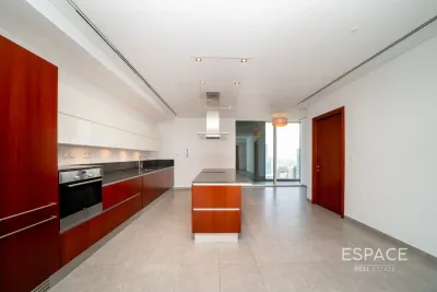 Maze Tower, Sheikh Zayed Road, Dubai - Espace