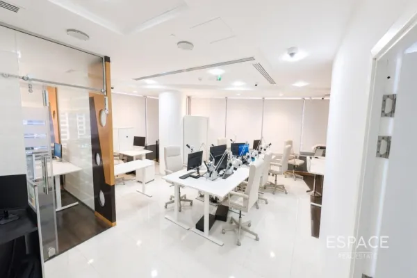 Gold Tower, Jumeirah Lake Towers, Dubai - Espace
