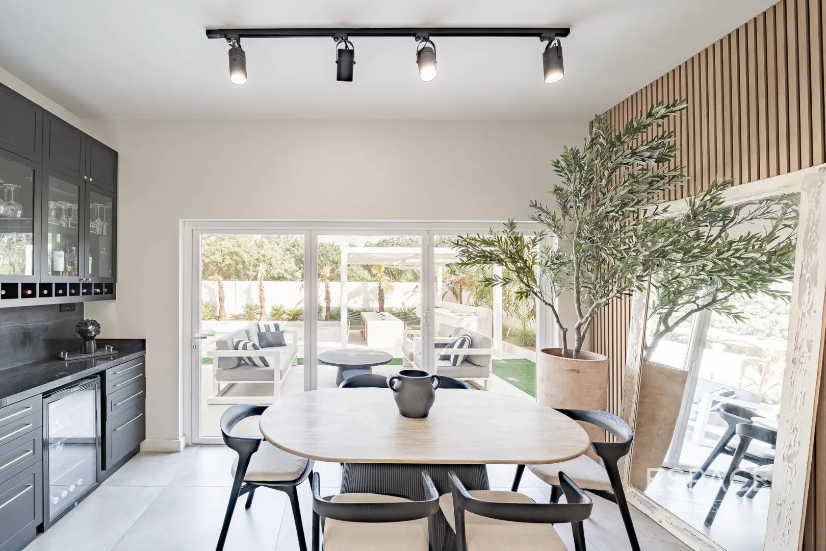 single static gallery