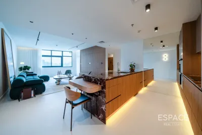 Links West, The Views, Dubai - Espace