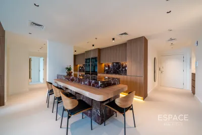Links West, The Views, Dubai - Espace