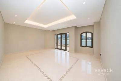 Frond O, Palm Jumeirah, Dubai - Espace