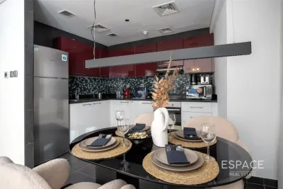 Cayan Tower, Dubai Marina, Dubai - Espace