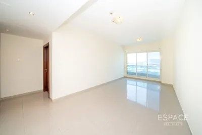 Lakepoint, Jumeirah Lake Towers, Dubai - Espace