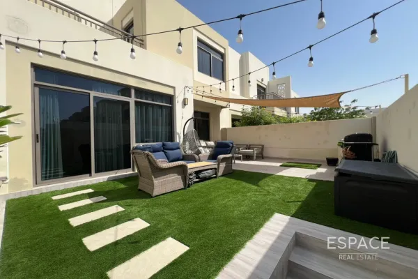 Noor Townhouses, NSHAMA Town Square, Dubai - Espace
