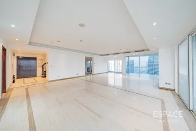 Goldcrest Views 1, Jumeirah Lake Towers, Dubai - Espace